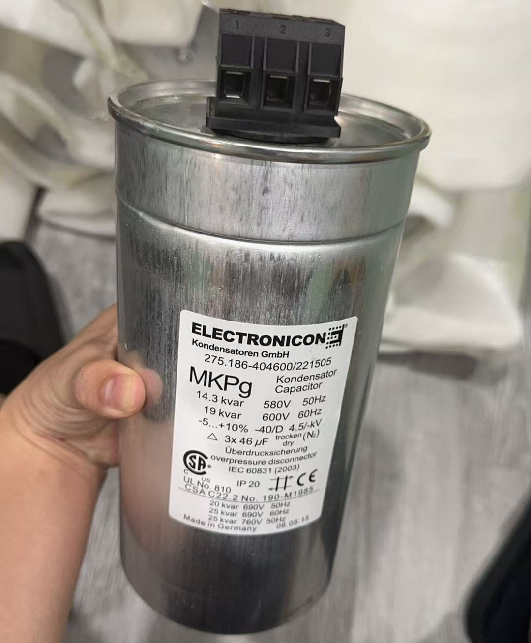 ELECTRONICON MKPg Leistungskondensator, 14,3 kvar 580 V 50 Hz, 19 kvar 600 V 60 Hz, 3 x 46 µF, Teilenummer 275.186-404600/221505 – 5er-Pack