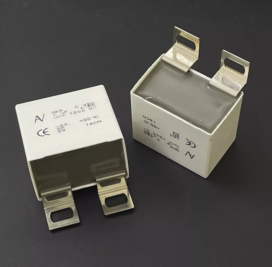 Capacitor AV C4BS 1UF 1200V 105J