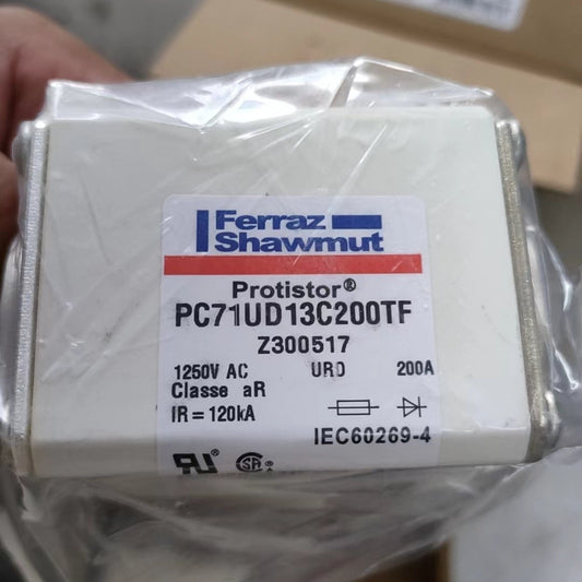 Fusible Mersen Protistor Z300517 (PC71UD13C200TF), 200A 1250VAC (IEC)/1300VAC (UL), Paquete de 3